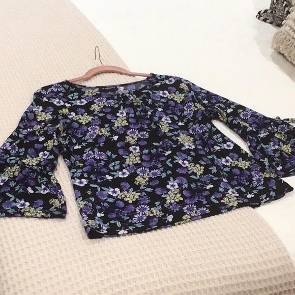 Liz Claiborne Black Floral Blouse Flare Sleeve with decorative tie Size M - Picture 6 of 9